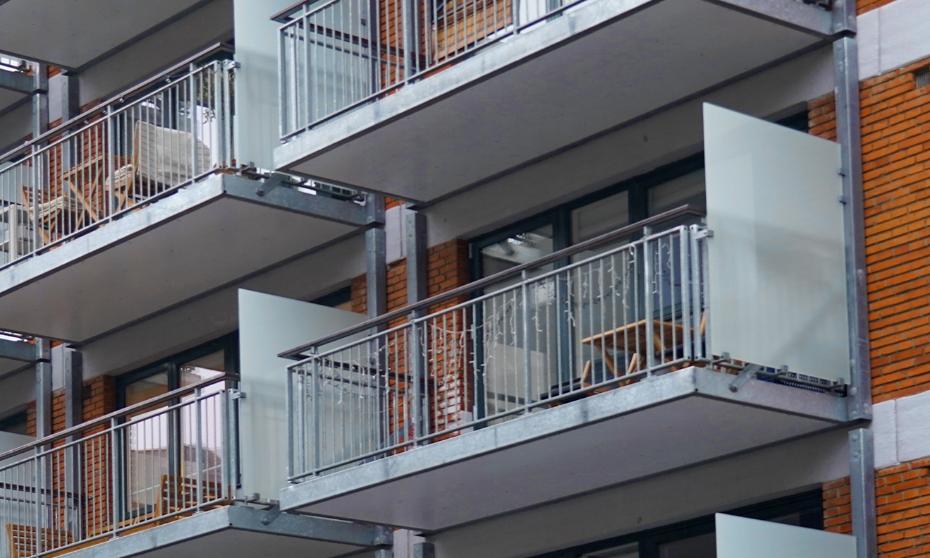 Figur 16 Foto af altaner ophængt i udvendige liséner