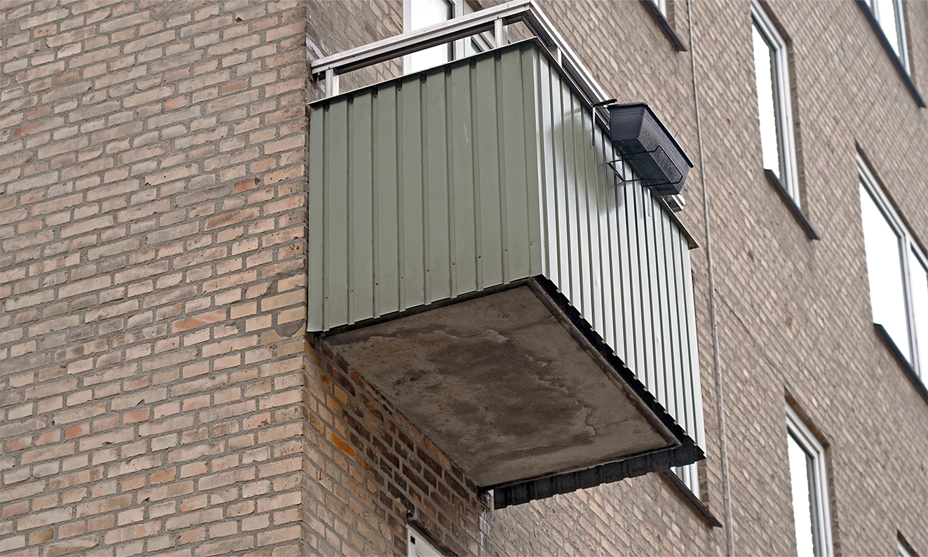 Foto afoto af udkraget altan med udliggerjern