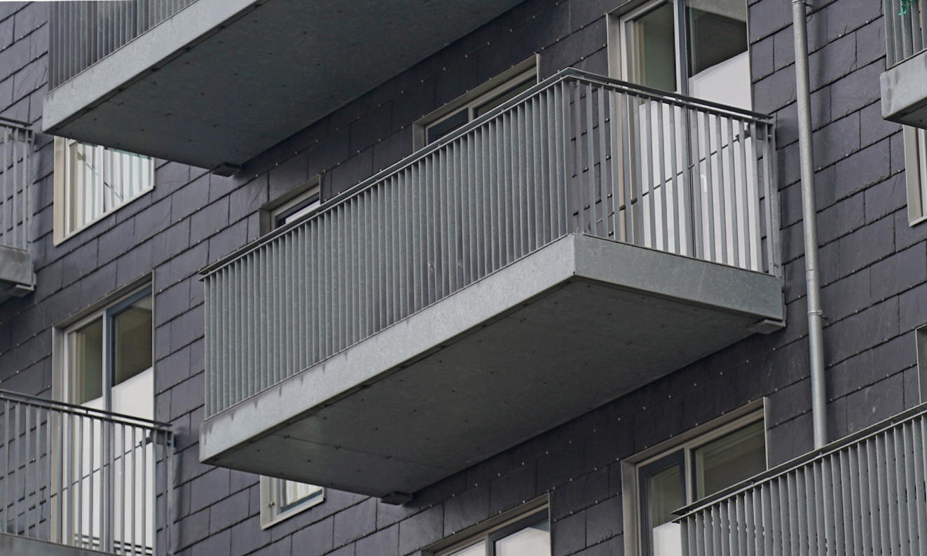 Foto af ophængt altan med kort trækstang