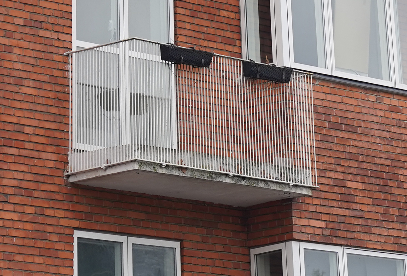 Foto af  vægunderstøttede altan kombineret med udliggerjern.