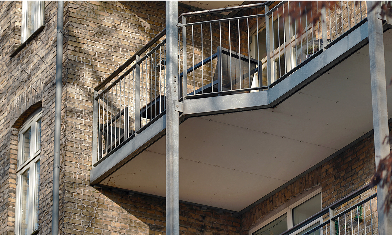 Foto af altan understøttet af søjler